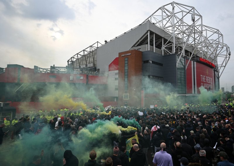 [FOTO] Opsadno stanje u Manchesteru; navijači Uniteda ponovno su pokušali odgoditi derbi s Liverpoolom; nisu uspjeli...