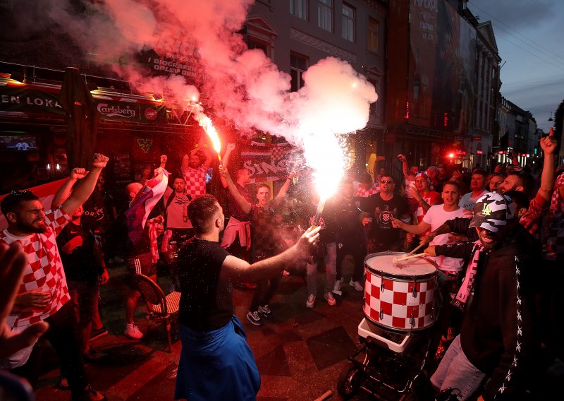 [VIDEO/FOTO] Nestvarne scene na ulicama i trgovima Kopenhagena; tisuće hrvatskih navijača okupirale dansku prijestolnicu