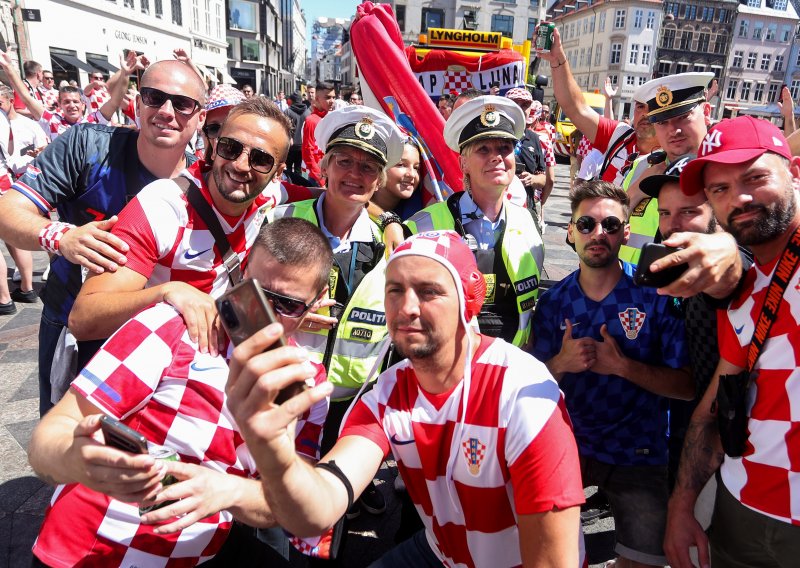 [VIDEO/FOTO] Ovo što mogu napraviti hrvatski navijači nema nigdje; ni danska policija nije izdržala da se ne pridruži fešti na ulicama grada