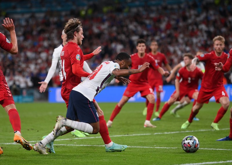 Engleska slomila hrabru Dansku i izborila finale s Italijom, ali navijači diljem svijeta su bijesni i sprdaju se s 'penalom' koji su vidjeli samo VAR i sudac