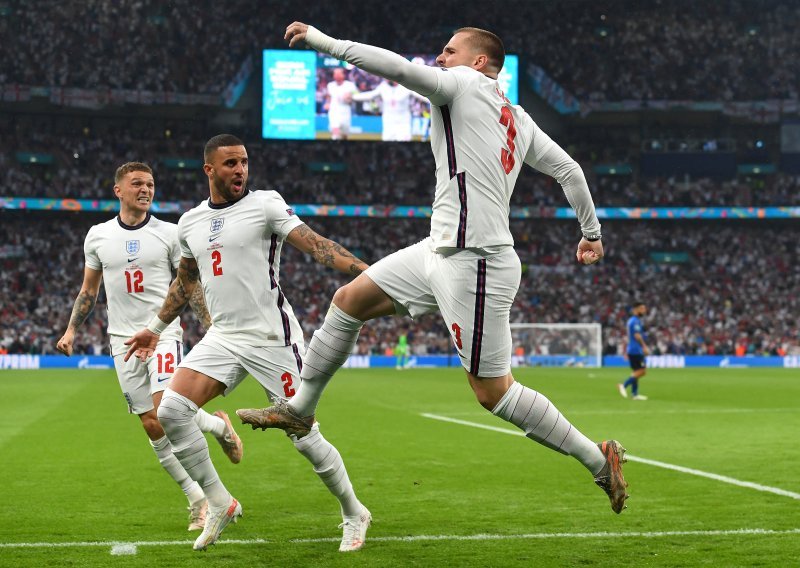 [FOTO] Pogodak Lukea Shawa za Engleze ostat će upisan u nogometnim knjigama, jer to je najbrži gol u finalima Eura