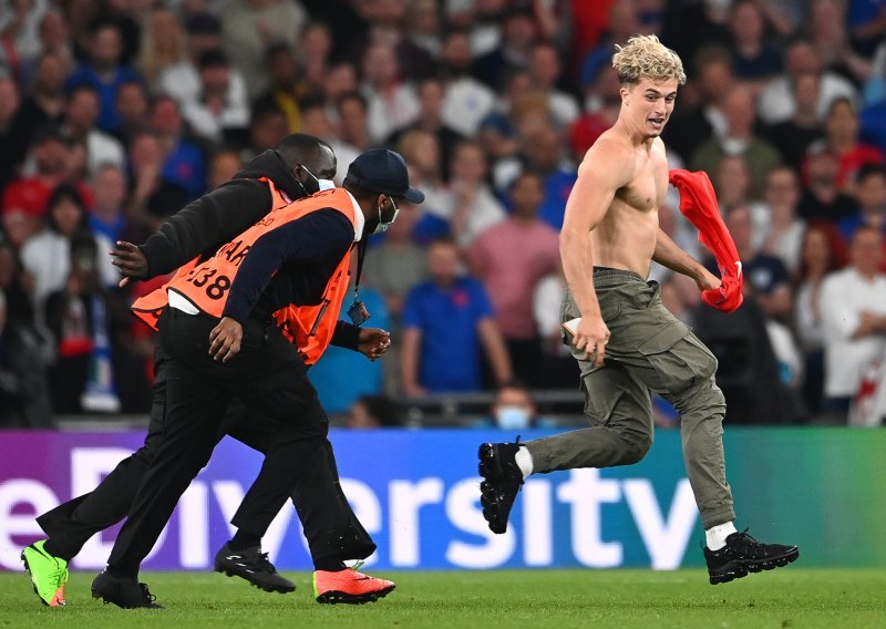 [FOTO] Ni finalni okršaj ovog nogometnog Eura nije mogao bez 'neželjenog gosta' na terenu