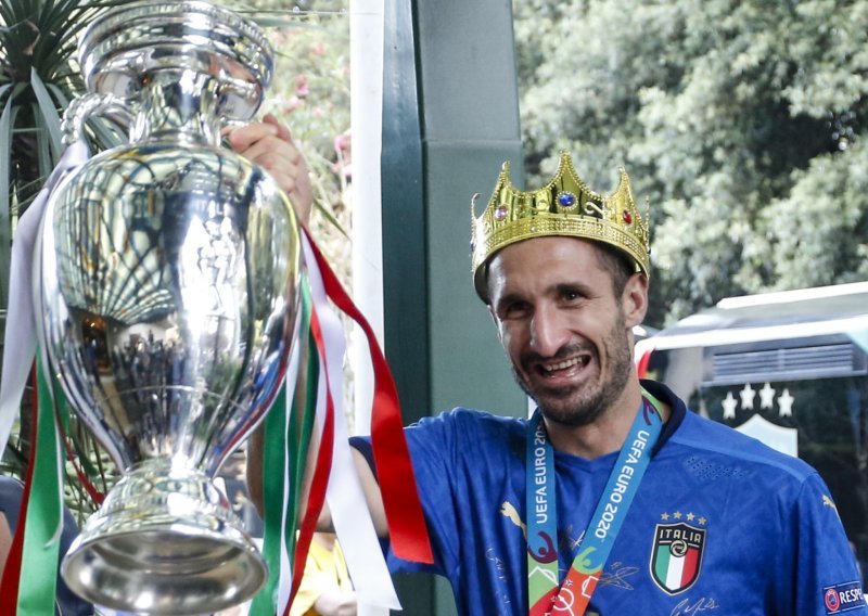 Skandalozan odnos čelnika Juventusa prema kapetanu reprezentacije i legendi kluba; odveo je Italiju do naslova europskog prvaka, ali još mu se nitko nije javio...