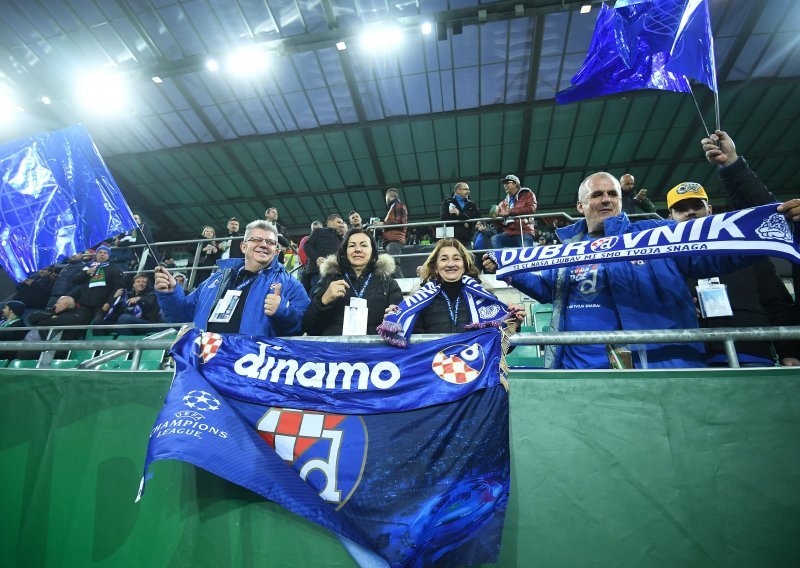 [FOTO] Navijači Rapida i Dinama ujedinjeni zbog hrvatske nogometne legende; cijeli stadion se ustao i zapljeskao....