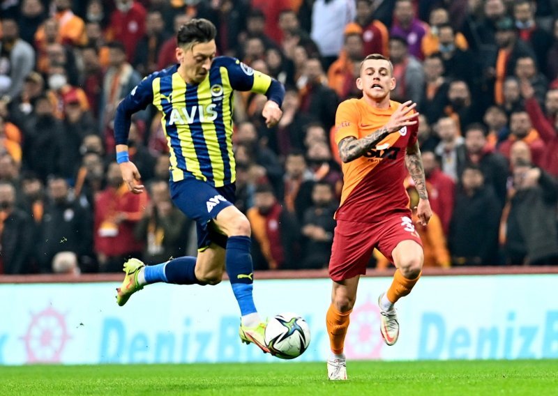 [FOTO] Najveći turski derbi nije razočarao; Fener je u gostima kod Galatasaraya slavio golom u sudačkoj nadoknadi