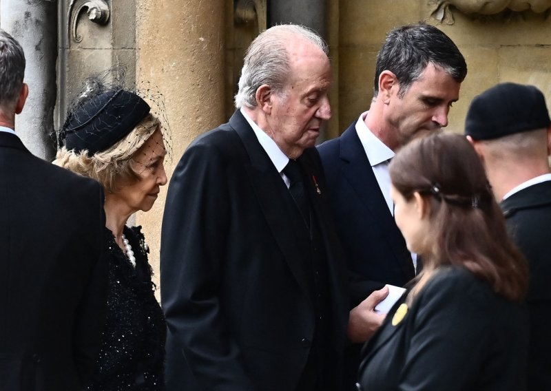 Bivši španjolski kralj Juan Carlos ignorirao sve molbe vlade i stigao na pogreb, a pored sina i snahe stao je tek unutar crkve