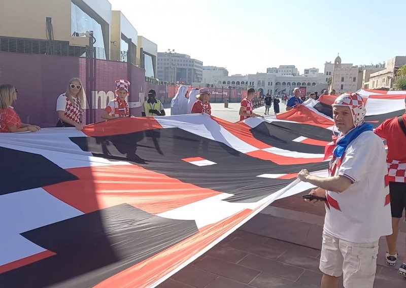 [VIDEO/FOTO] Hrvatski kvadratići preplavili Katar; pogledajte atmosferu oko stadiona i najveću navijačku zastavu ikad!