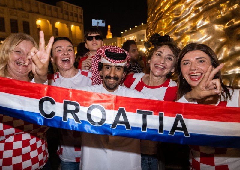 [FOTO] Zagrijavanje za Kanadu: Hrvatski navijači "zapalili" Souq Wagif