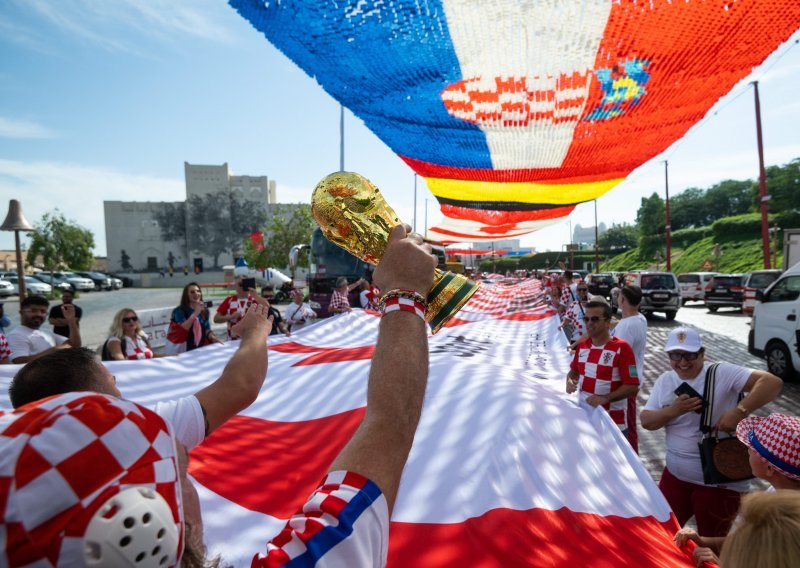 Hrvatski navijači rekordno dugačku zastavu razvili uz pjesmu na prostoru Kulturnog sela Katara