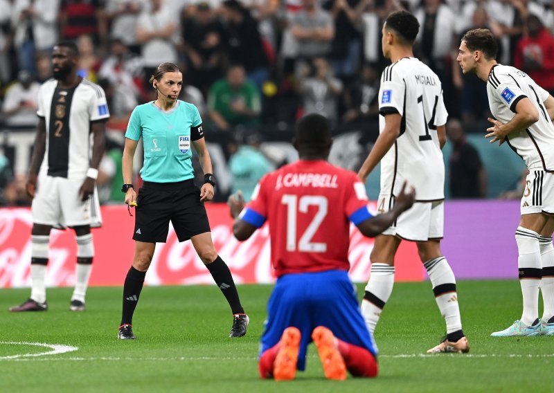 Kada vidimo ovu fotografiju, čini se kao da nogometaši Njemačke i Kostarike nisu znali tko će im suditi