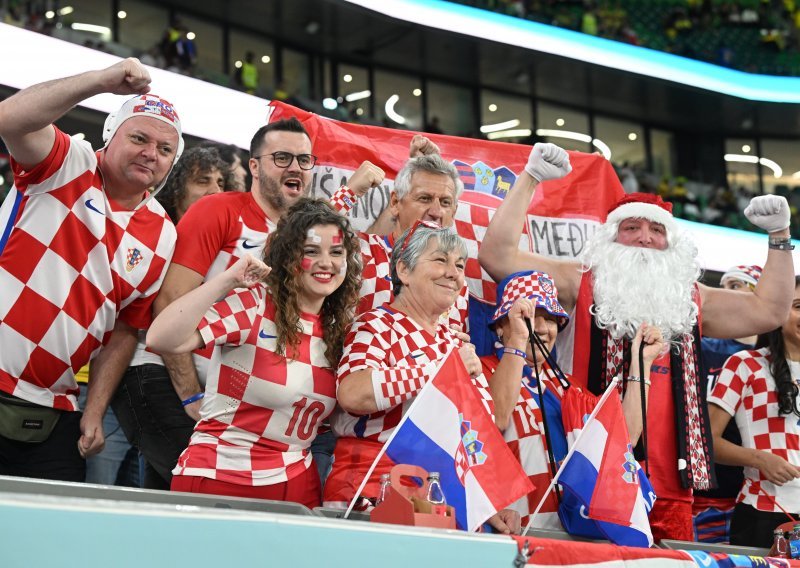[FOTO] Hrvatski navijači stigli u velikom broju na stadion u Al Rayyanu; pogledajte atmosferu s tribina na spektaklu protiv Brazila!