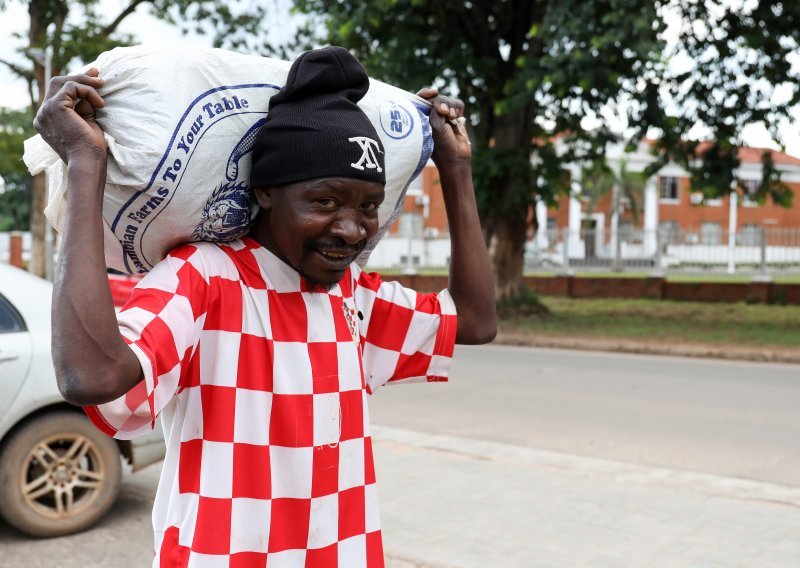 [FOTO] Hrvatski nogometni dres na cijeni je i u Zambiji. Pogodite čiji je nabavio ovaj mladić. Otkrit ćemo da na leđima ne piše ni Šuker ni Modrić