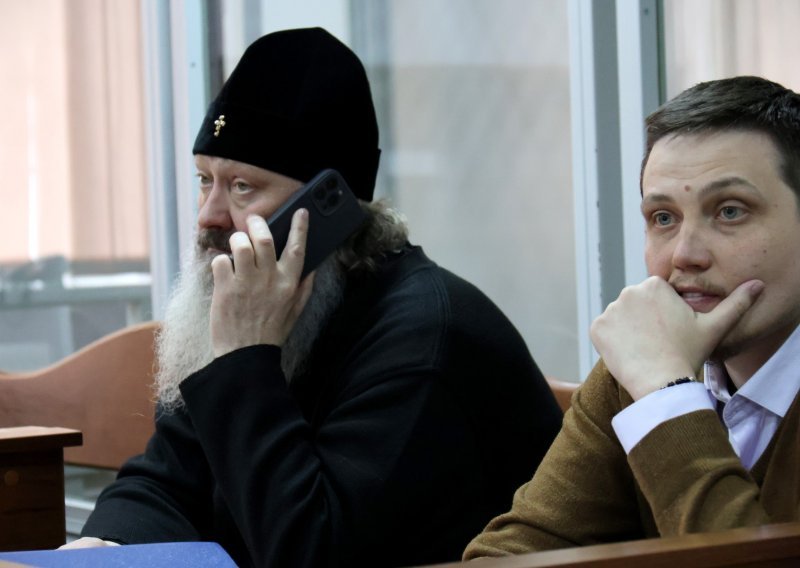 Kijev: Vjernici ispred samostana čiji je poglavar odveden na sud