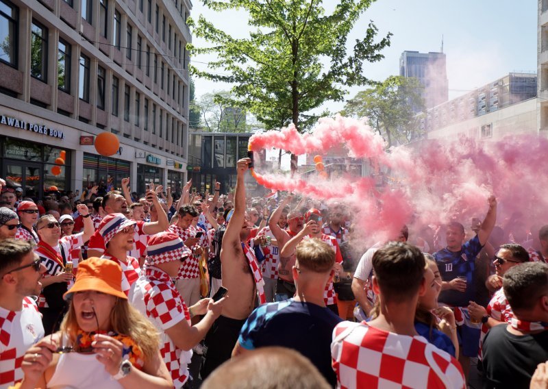 [UŽIVO] Atmosfera među hrvatskim navijačima na ulicama Rotterdama je sve užarenija
