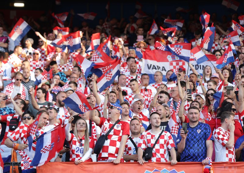 Hrvati dominirali na stadionu u Rotterdamu; evo što se sve pjevalo!