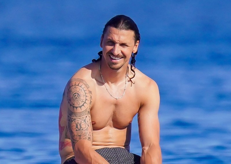 Kakvi prizori: Zlatan Ibrahimović glavna je tema kupača, u oči upadaju mišići i brojne tetovaže
