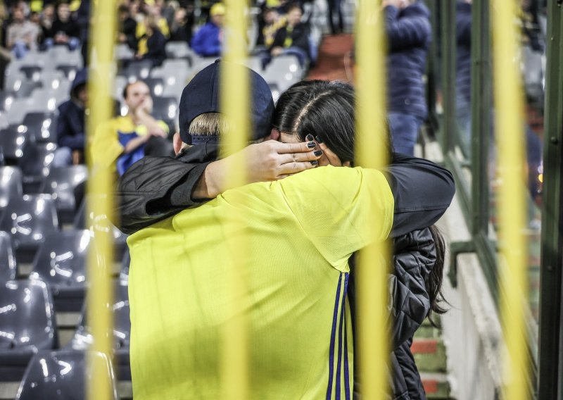 Prekinuta utakmica kvalifikacija; Šveđani odbili igrati, navijači zadržani na stadionu