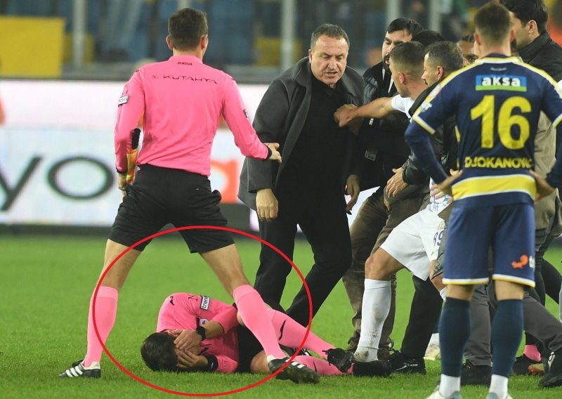 Oglasio se šef turske bolnice; evo u kakvom je stanju nogometni sudac nakon nokauta!