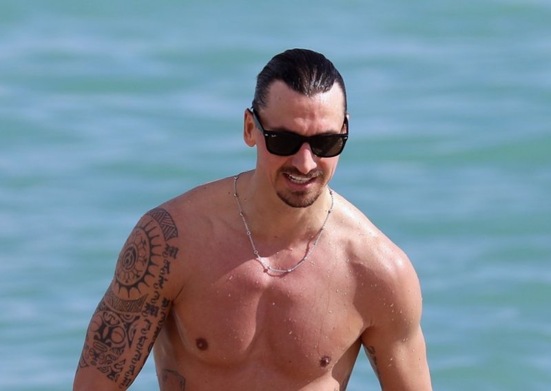 Kakvi prizori! Zlatan Ibrahimović pokazujući tetovaže i isklesano tijelo priredio pravi spektakl
