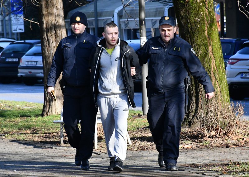 Priveden mladić osumnjičen za premlaćivanje maloljetnika u Slavonskom Brodu