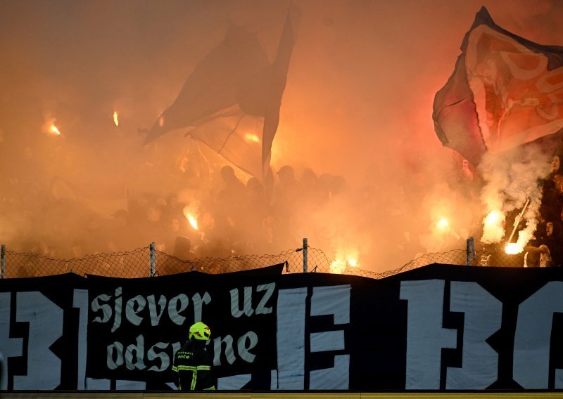 Zamaskirani 'junaci' u Zagrebu napali navijače Betisa, poprskali ih suzavcem i cipelarili