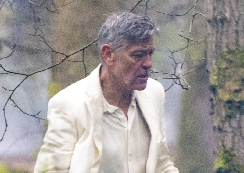 George Clooney snimljen usred šume u rastresenom stanju
