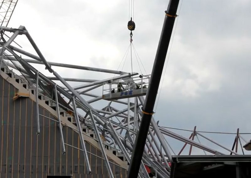 Srušio se krov stadiona Twente, jedan poginuli