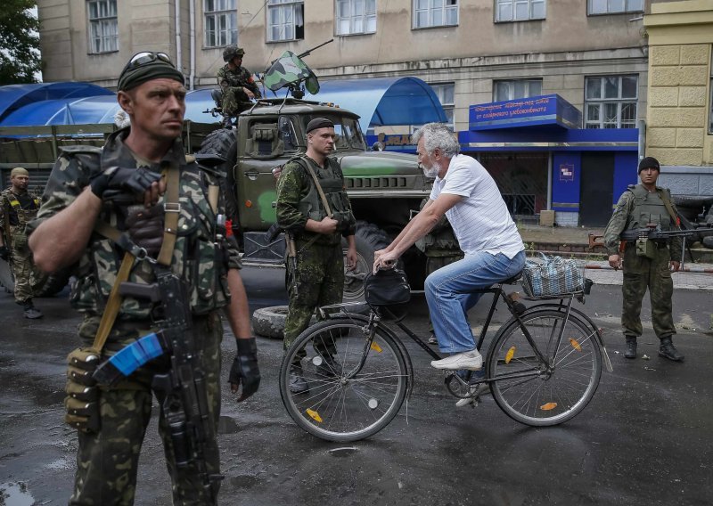 Ukrajinci napreduju prema Donjecku, granatirali Lugansk