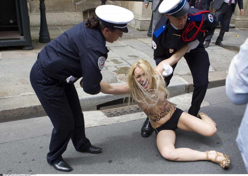 Femenice urinirale na po Janukovičevoj fotografiji