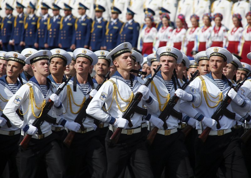 Ukrajina Dan neovisnosti proslavila vojnom paradom