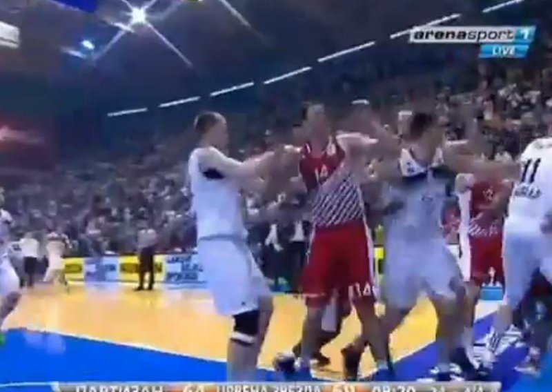 Žestoka tučnjava košarkaša Zvezde i Partizana
