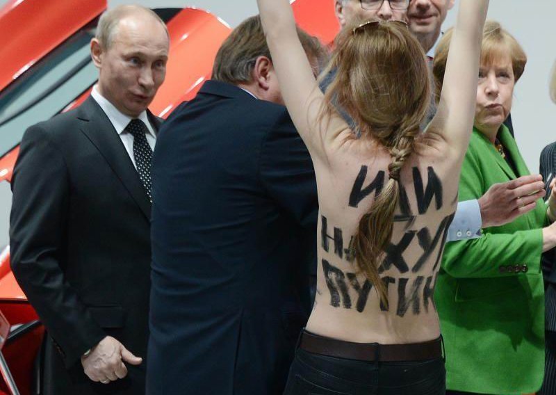 Golim grudima napale Merkelicu i Putina