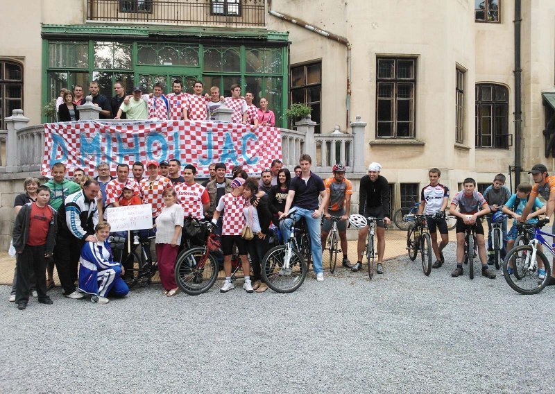 Pratite putovanje hrvatskih navijača biciklom na Euro!