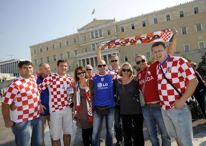 Grčki huligani kamenjem na hrvatske navijače