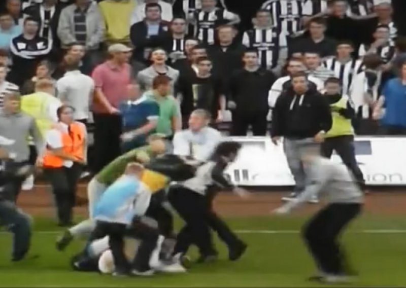 Navijači Newcastlea divljali i prekinuli utakmicu