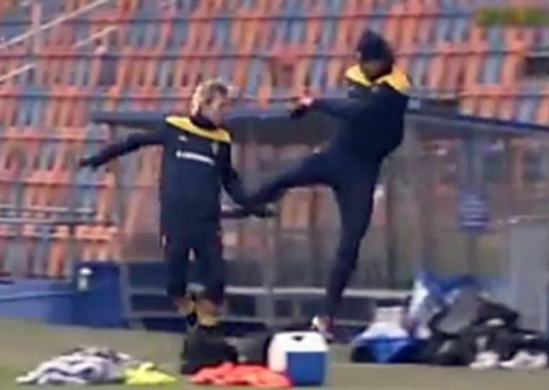 Ibrahimovićev high-kick na Cassanovoj glavi
