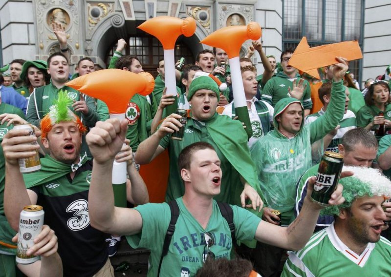 Irci u Francuskoj odlikovani za veselu pijanku