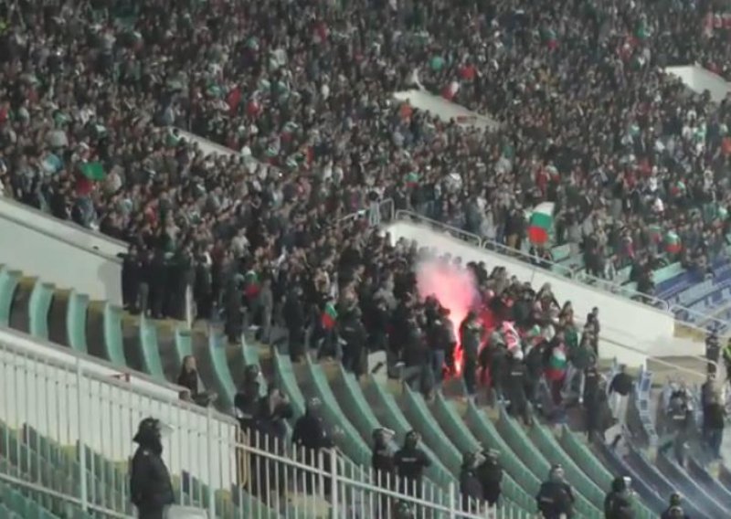 Snimka kao dokaz! Bugarski huligani započeli su kaos na stadionu