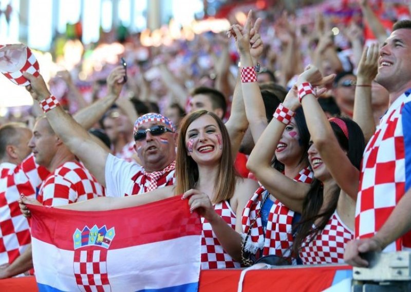 Hrvatske navijače okružili specijalci; nije bilo incidenta