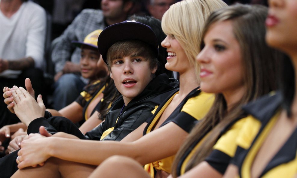 Justin Bieber u društvu cheerleadersa LA Lakersa