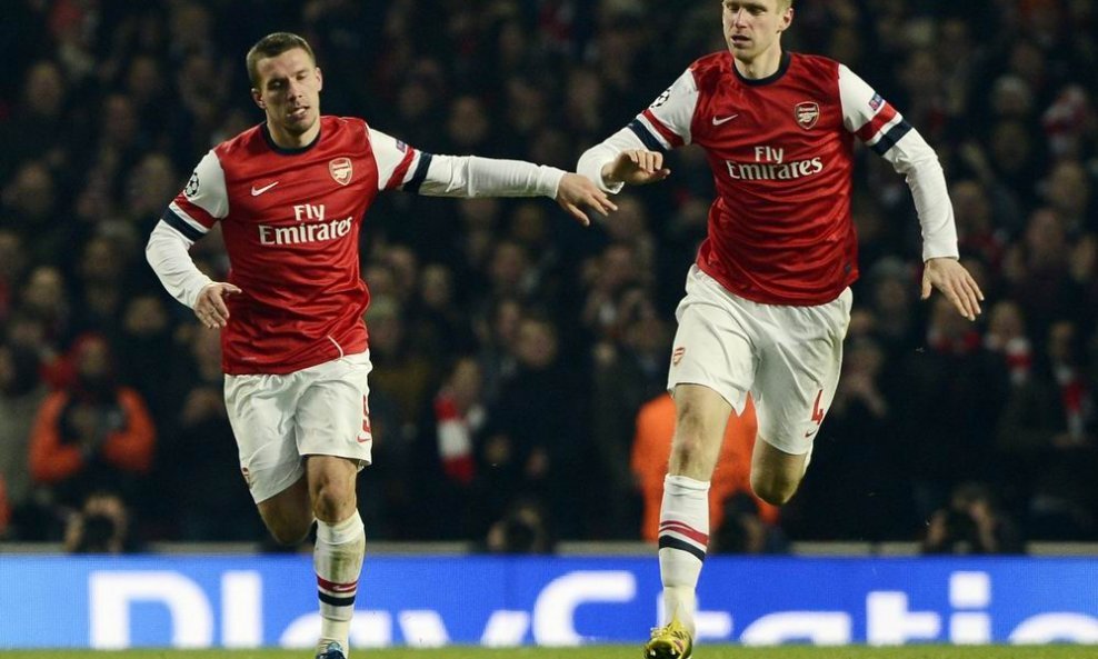 Arsenal - Bayern (12)  Lukas Podolski (L) i  Per Mertesacker