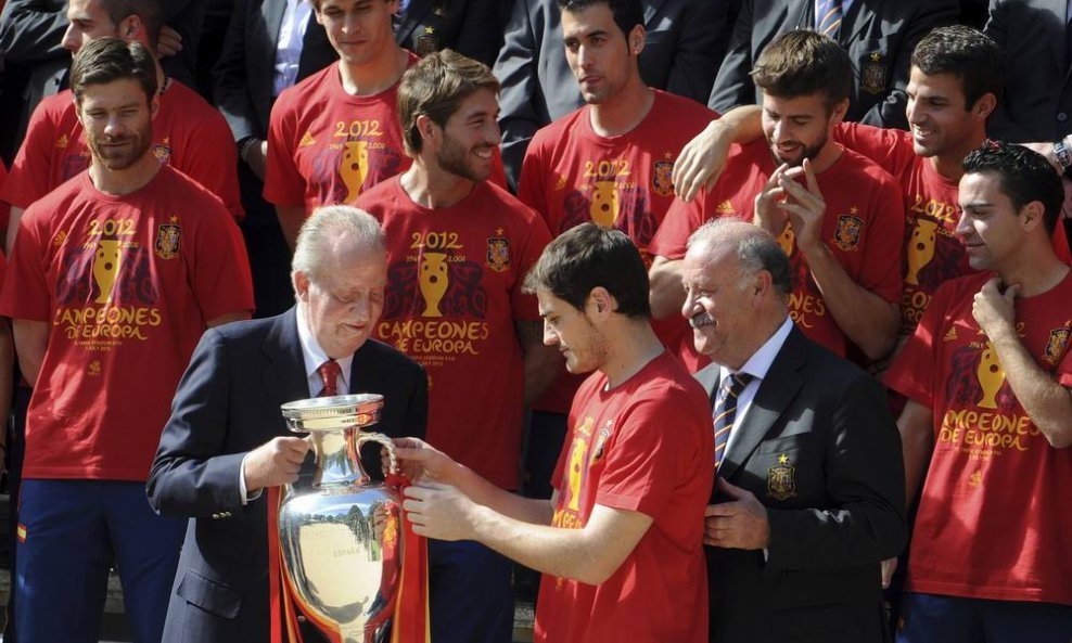 Iker Casillas pokazuje pehar  španjolski kralj Juan Carlos