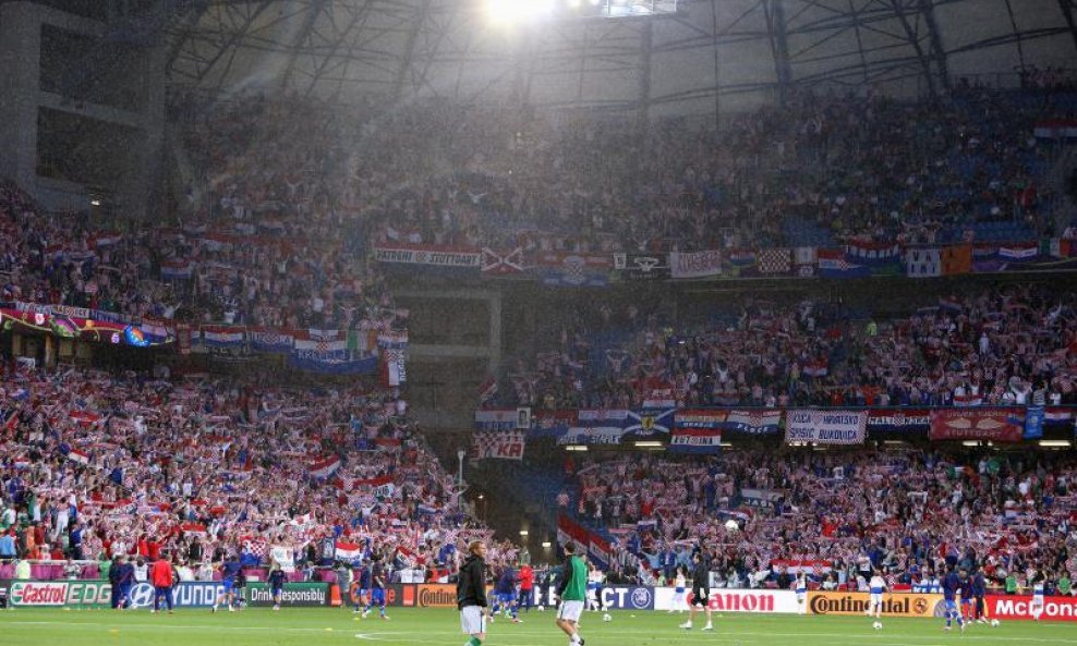 Hrvatski navijači na tribinama stadiona u Poznanju (10)