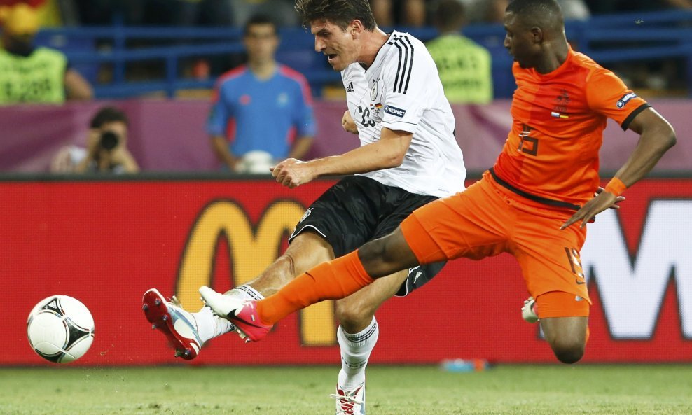 Mario Gomez (Njemačka) vs. Jetro Willems (Nizozemska)