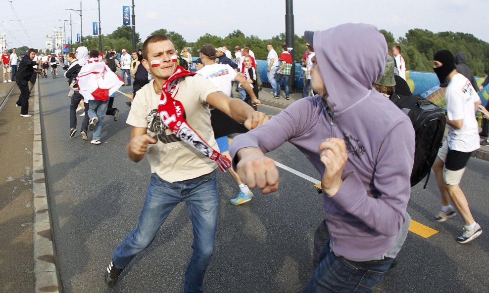 Sukob poljskih i ruskih navijača (1)