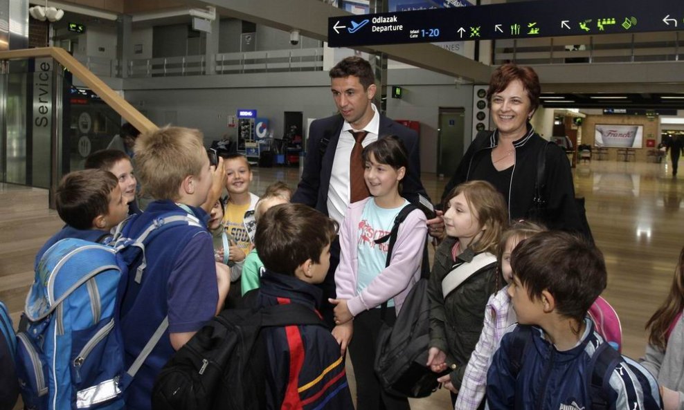 Darijo Srna - s djecom u zagrebačkoj zračnoj luci