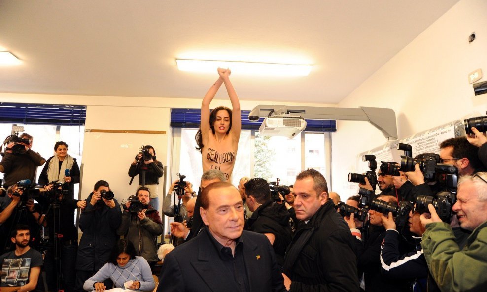 Prosvjed aktivistica Femena na biračkom mjestu gdje je glasao Silvio Berlusconi